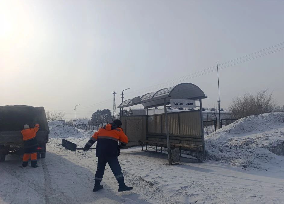 В Кемерове сегодня продолжается противогололедная обработка тротуаров и пешеходных переходов