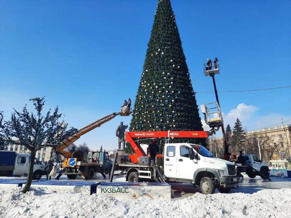 На площади Советов в Кемерове приступили к демонтажу новогодней ели