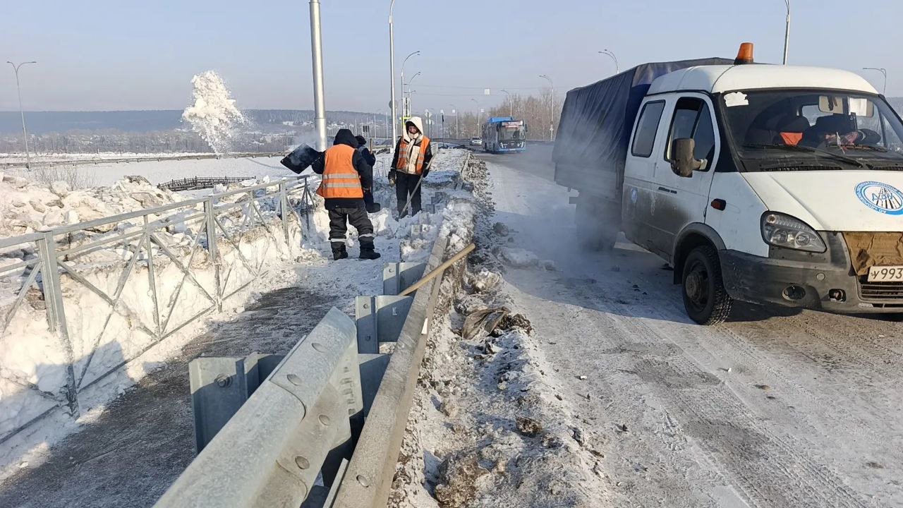 В Кемерове сегодня продолжается противогололедная обработка тротуаров и пешеходных переходов В Кемерове сегодня продолжается противогололедная обработка тротуаров и пешеходных переходов