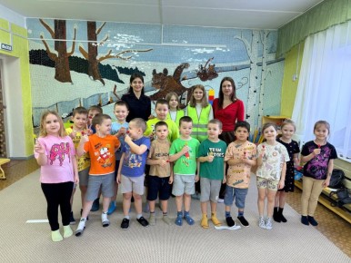 Юные инспекторы движения и дорожные полицейские напомнили детям о безопасности на дорогах