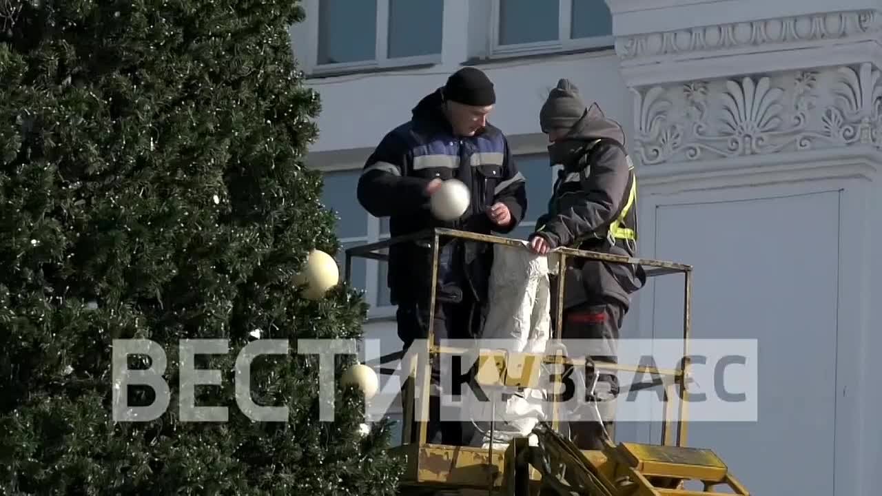 42 новогодних яруса. В Кемерове на площади Советов начали разбирать Новогоднюю ёлку