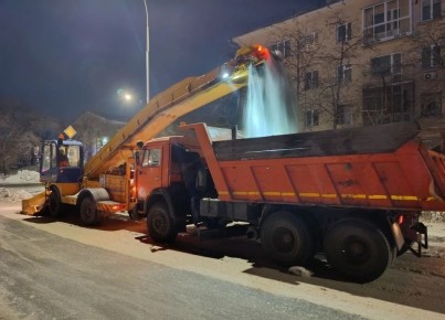 В Кемерове ночью вывозили снег с улиц Рукавишникова, Коммунистическая и Черняховского
