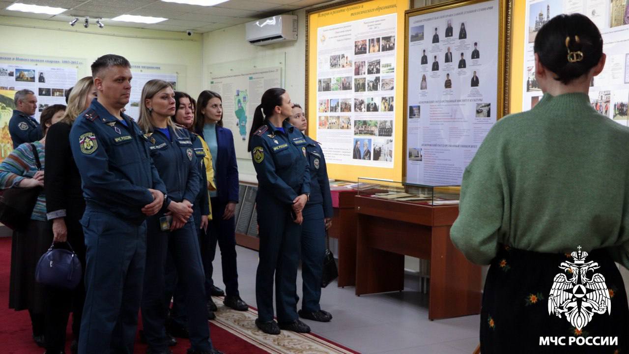 Сотрудники МЧС России посетили Музей истории Православия на земле Кузнецкой Сотрудники МЧС России посетили Музей истории Православия на земле Кузнецкой
