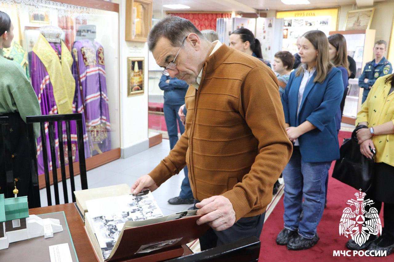 Сотрудники МЧС России посетили Музей истории Православия на земле Кузнецкой Сотрудники МЧС России посетили Музей истории Православия на земле Кузнецкой