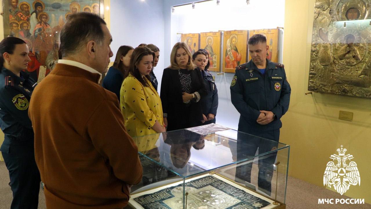 Сотрудники МЧС России посетили Музей истории Православия на земле Кузнецкой Сотрудники МЧС России посетили Музей истории Православия на земле Кузнецкой