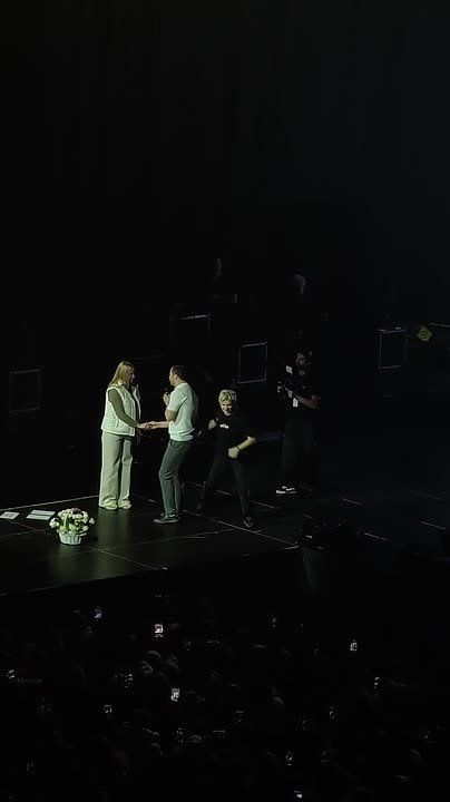 " - Ты выйдешь за меня?" Сама Диана Арбенина принесла цветы