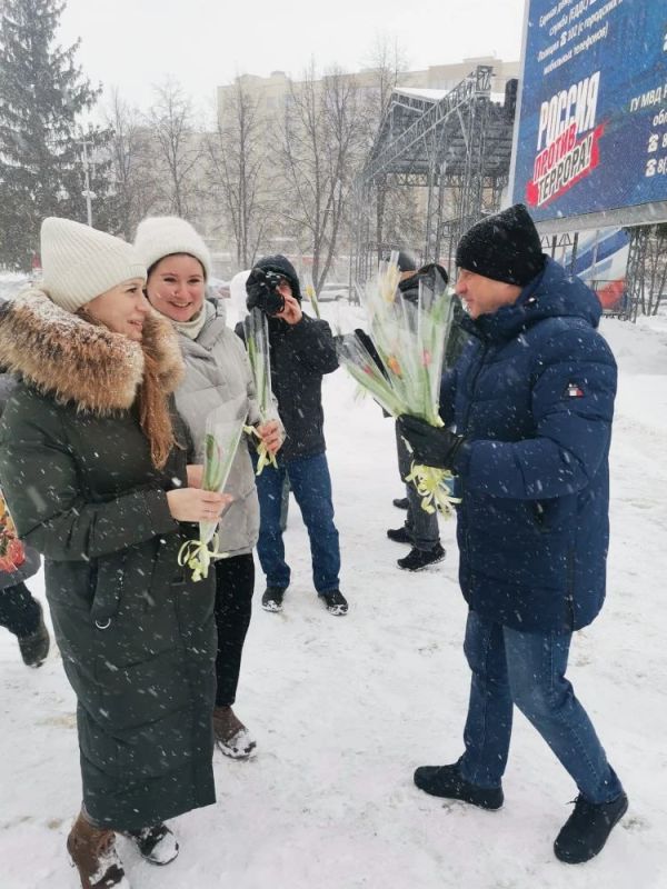 Жительницам Ленинского района дарили сегодня цветы и сувениры на улице