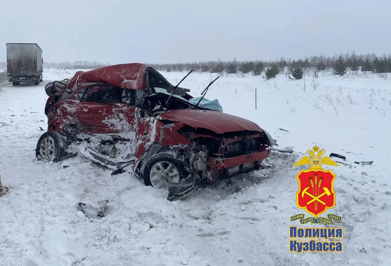 В Мариинском муниципальном округе полицейские устанавливают обстоятельства ДТП, в котором погибли 3 человека