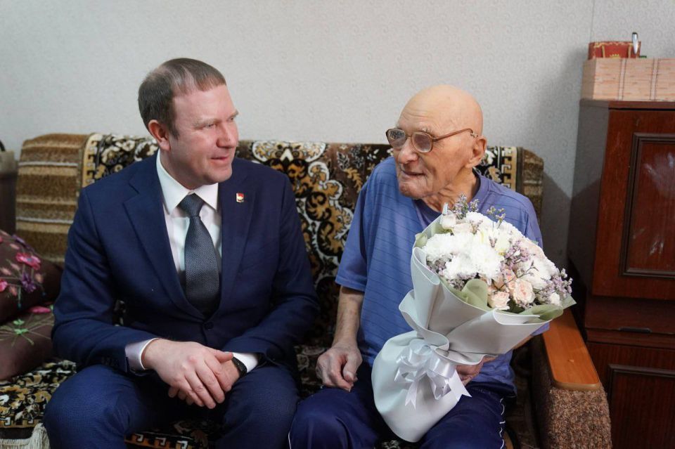 Глава города Дмитрий Анисимов поздравил со 104-м днём рождения труженика тыла, Почетного шахтёра Якова Яковлевича Зарецкого