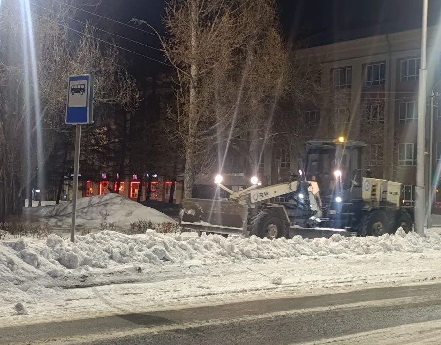 В Кемерове за сутки с улиц и дорог города вывезли свыше 13 тысяч кубометров снега