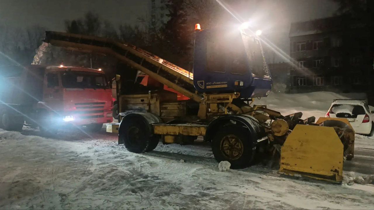 В Кемерове за сутки с улиц и дорог города вывезли свыше 13 тысяч кубометров снега В Кемерове за сутки с улиц и дорог города вывезли свыше 13 тысяч кубометров снега