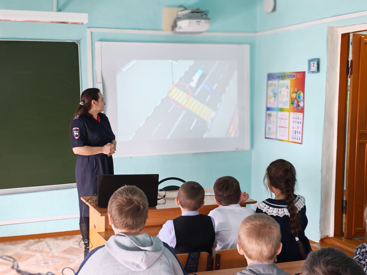 Сотрудники Госавтоинспекции и ПДН провели для учеников школы деревни Успенка урок безопасности Сотрудники Госавтоинспекции и ПДН провели для учеников школы деревни Успенка урок безопасности