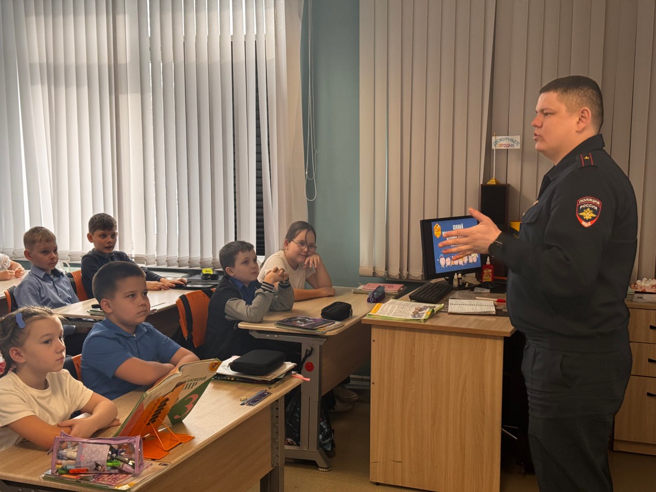 Заместитель начальника Госавтоинспекции Киселёвска посетил школу №31, где провел серию профилактических бесед с учащимися начальных классов Заместитель начальника Госавтоинспекции Киселёвска посетил школу №31, где провел серию профилактических бесед с учащимися начальных классов