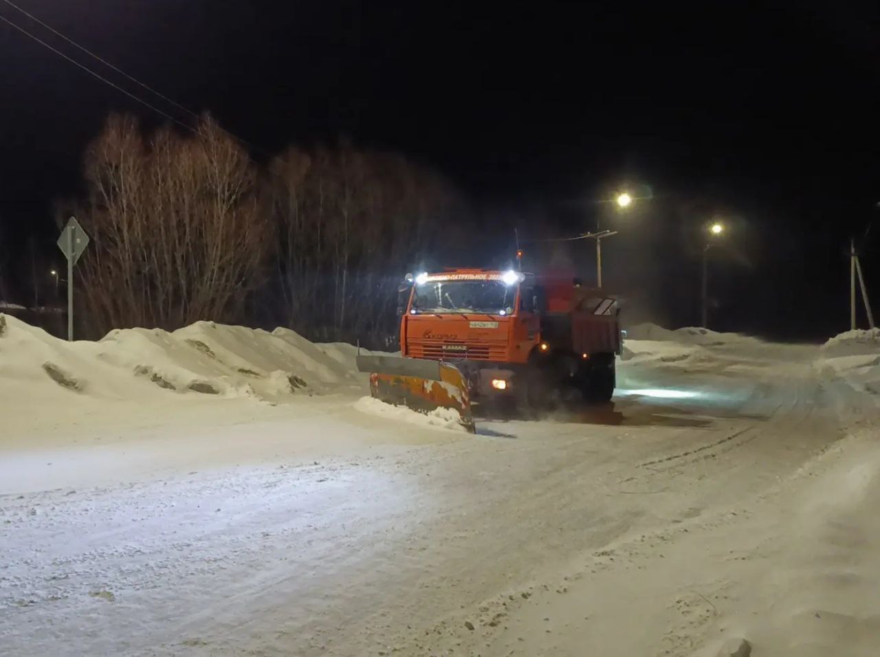 В Кемерове за сутки с улиц и дорог города вывезли свыше 13 тысяч кубометров снега В Кемерове за сутки с улиц и дорог города вывезли свыше 13 тысяч кубометров снега