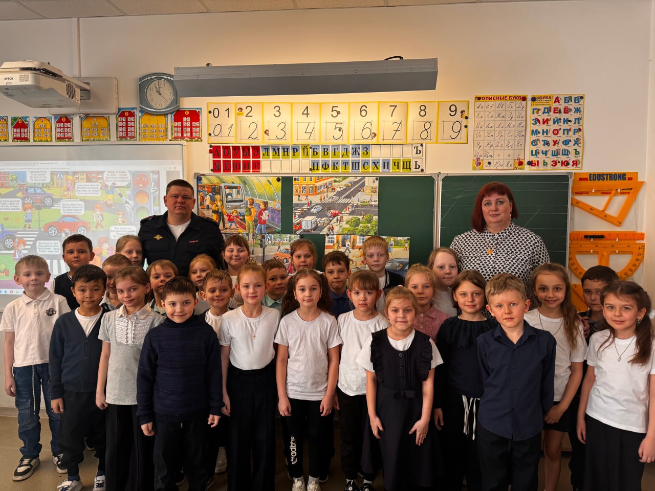Заместитель начальника Госавтоинспекции Киселёвска посетил школу №31, где провел серию профилактических бесед с учащимися начальных классов