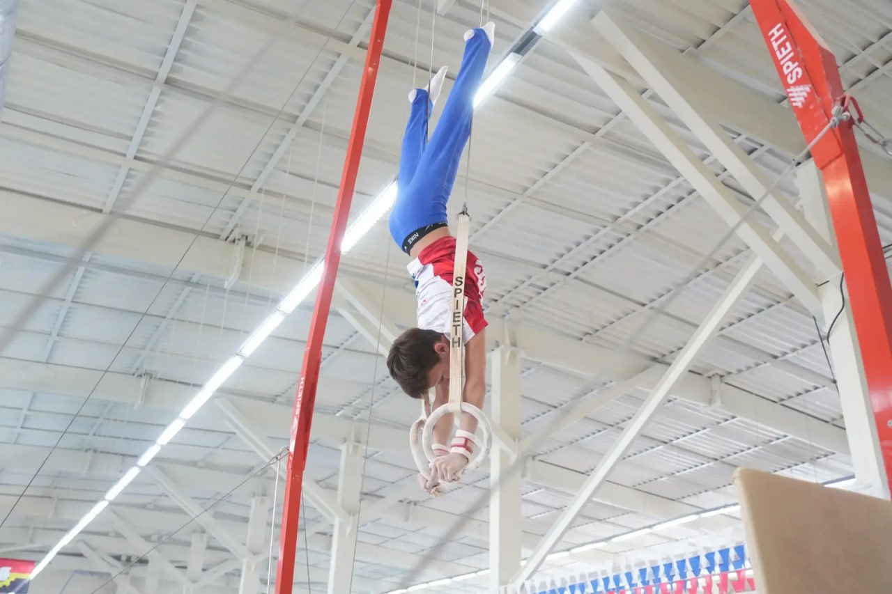 Глава Кемерова Дмитрий Анисимов вручил благодарственные письма спортсменам и тренерам СШОР по гимнастике Глава Кемерова Дмитрий Анисимов вручил благодарственные письма спортсменам и тренерам СШОР по гимнастике