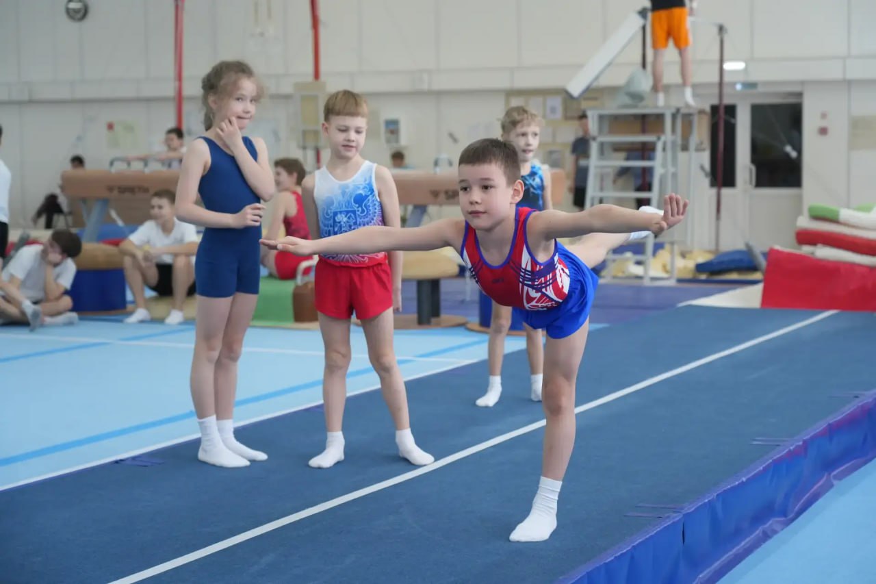 Глава Кемерова Дмитрий Анисимов вручил благодарственные письма спортсменам и тренерам СШОР по гимнастике Глава Кемерова Дмитрий Анисимов вручил благодарственные письма спортсменам и тренерам СШОР по гимнастике