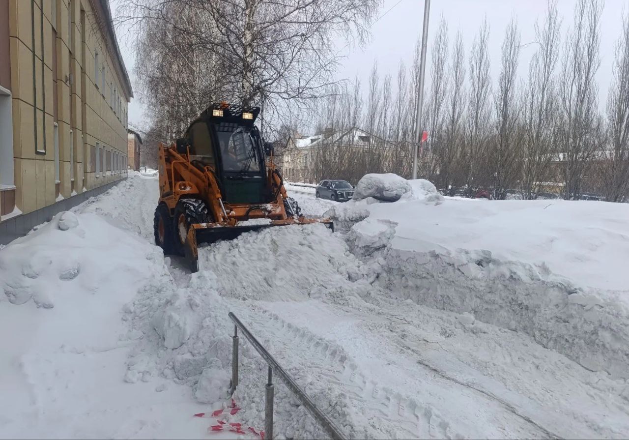 В Кемерове на уборке города сегодня задействованы более 120 единиц спецтехники и свыше 180 дорожных рабочих В Кемерове на уборке города сегодня задействованы более 120 единиц спецтехники и свыше 180 дорожных рабочих