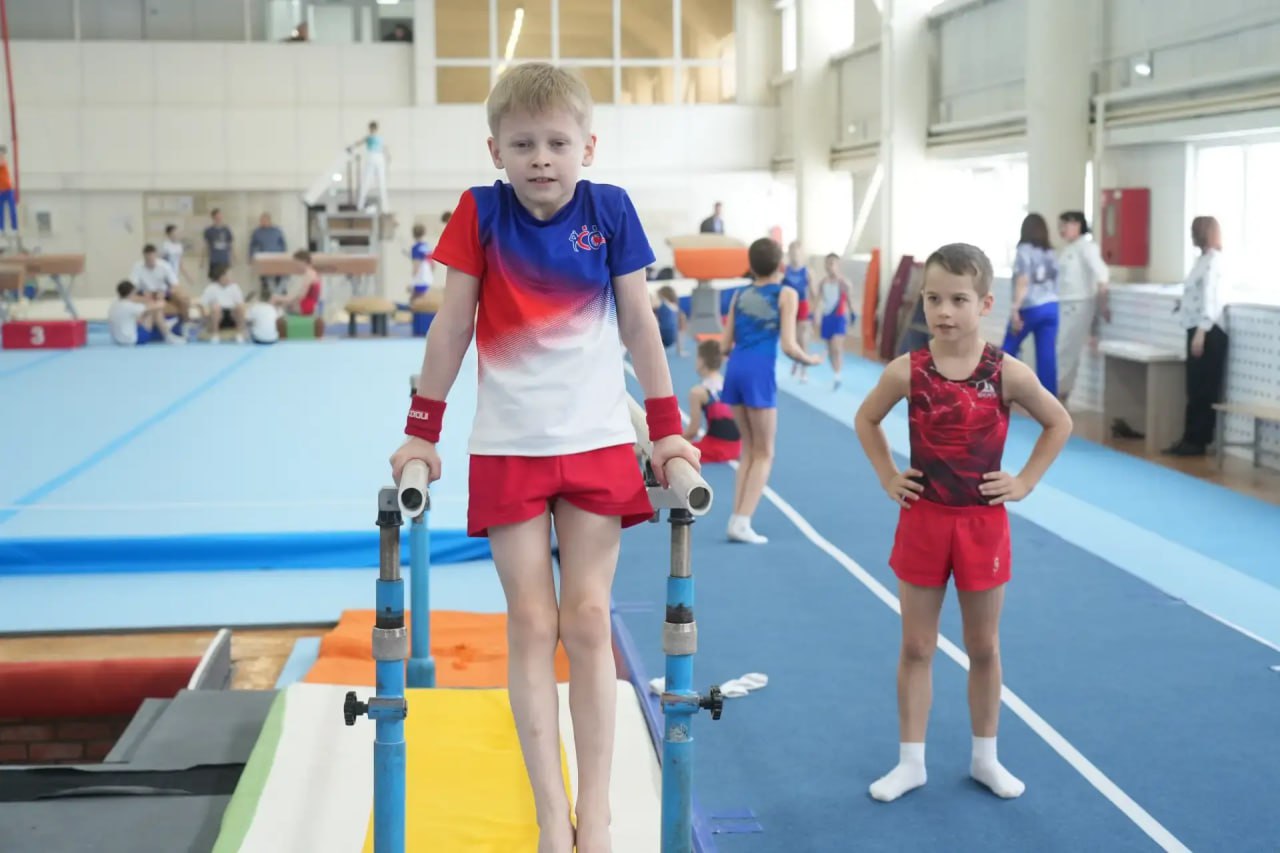 Глава Кемерова Дмитрий Анисимов вручил благодарственные письма спортсменам и тренерам СШОР по гимнастике Глава Кемерова Дмитрий Анисимов вручил благодарственные письма спортсменам и тренерам СШОР по гимнастике