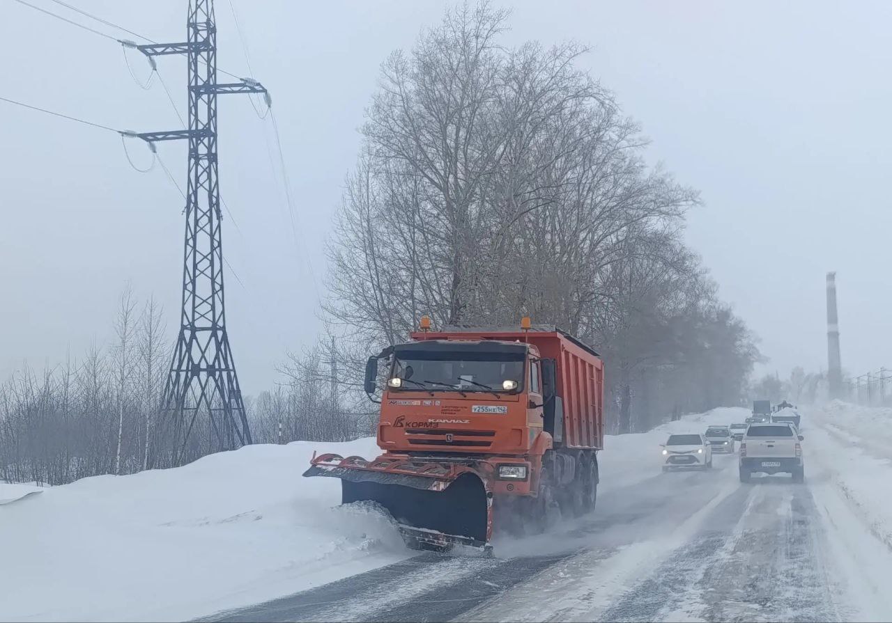 В Кемерове на уборке города сегодня задействованы более 120 единиц спецтехники и свыше 180 дорожных рабочих