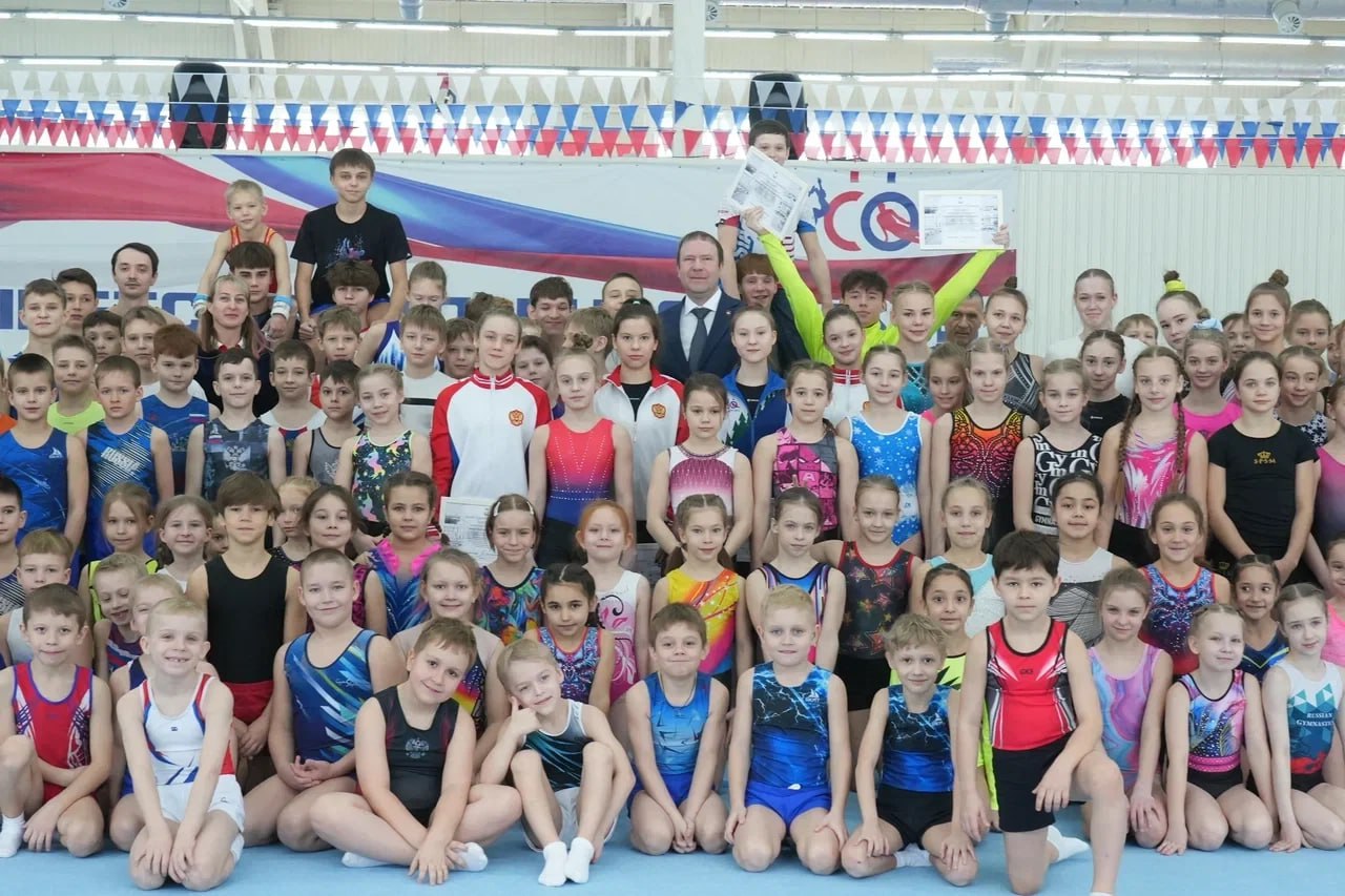 Глава Кемерова Дмитрий Анисимов вручил благодарственные письма спортсменам и тренерам СШОР по гимнастике Глава Кемерова Дмитрий Анисимов вручил благодарственные письма спортсменам и тренерам СШОР по гимнастике