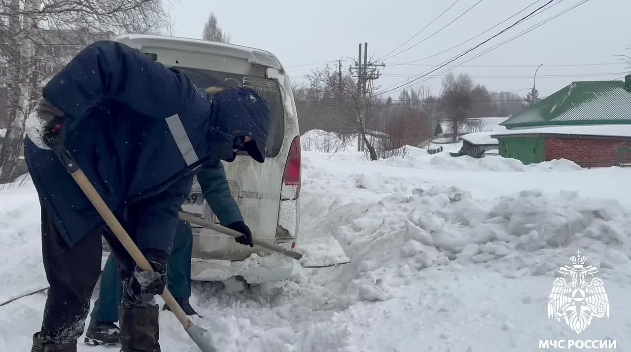 Сотрудники МЧС России помогли водителю