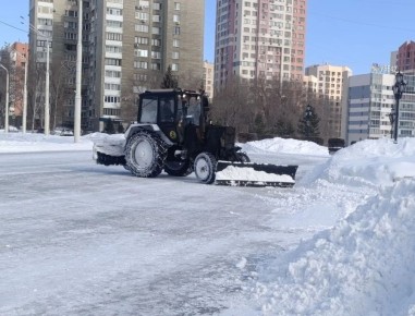 В Кемерове мобильные бригады расчищают от снега тротуары и пешеходные переходы