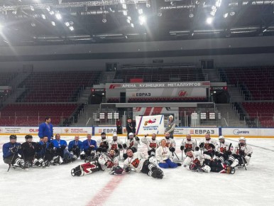 Боевые товарищи на льду. Первая товарищеская встреча по следж-хоккею среди ветеранов СВО состоялась на арене имени Олега Короленко в Новокузнецке