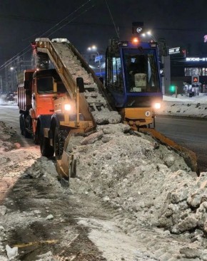 На проспекте Шахтеров в Рудничном районе города Кемерово продолжается уборка снега: работает спецтехника