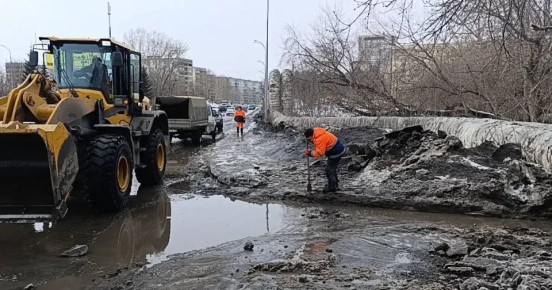 Дорожные службы в круглосуточном режиме устраняют последствия таяния снега и выполняют противопаводковые мероприятия