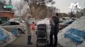 Льдина едва не прибила семью с коляской в Кемерово