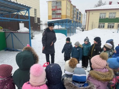 Сотрудники Госавтоинспекции Междуреченска провели мероприятия по изучению основ безопасного поведения на дороге с воспитанниками детского сада