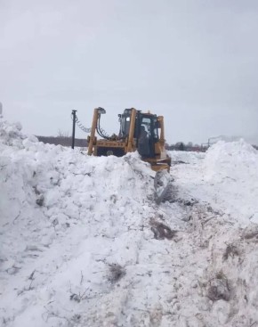 На территории старого аэропорта началось сооружение снежного вала