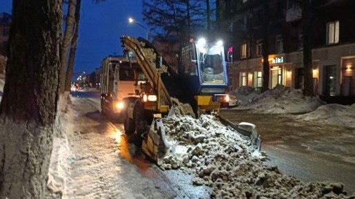 Весенняя уборка кемеровских улиц в объективе нашего фотокорреспондента Александра Чаринцева