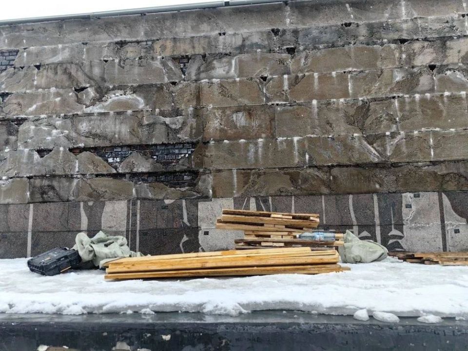 Стену «Тыл — Фронту» ремонтируют в Новокузнецке
