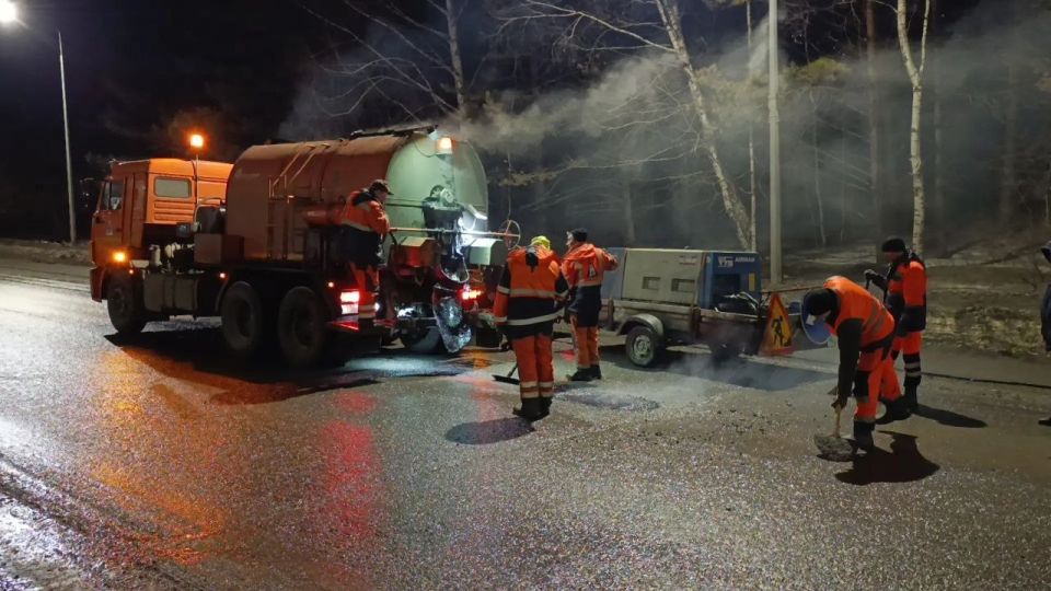 В Кемерове продолжается ямочный ремонт дорог литой асфальтобетонной смесью