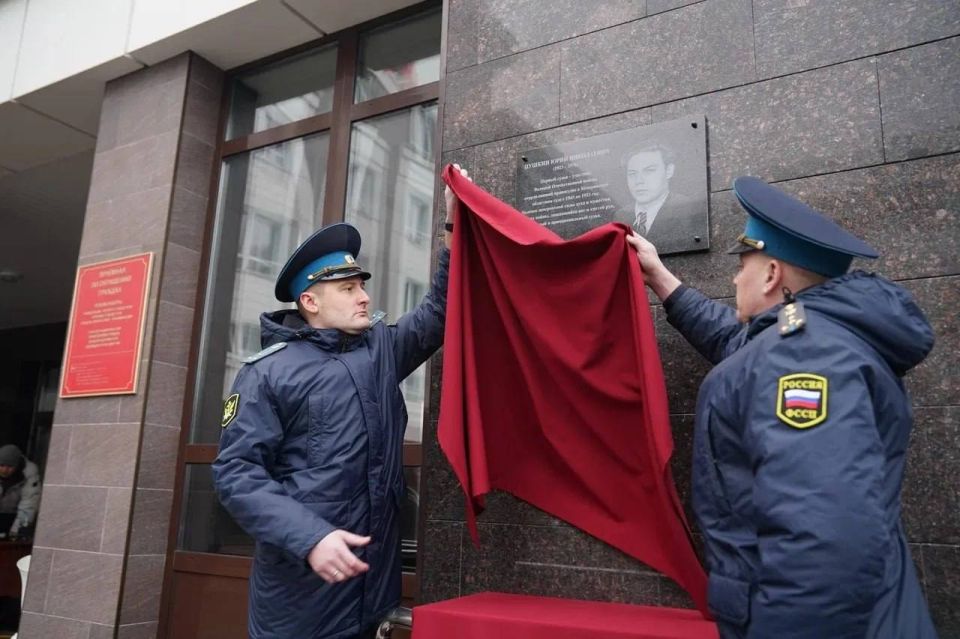 Мемориальную доску открыли в Кемеровском областном суде, посвященную Юрию Пушкину - фронтовику, который потерял на войне ноги и кисти рук, а затем на протяжении 30 лет работал судьей, сообщил губернатор Кемеровской области...