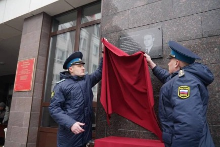 Мемориальную доску открыли в Кемеровском областном суде, посвященную Юрию Пушкину - фронтовику, который потерял на войне ноги и кисти рук, а затем на протяжении 30 лет работал судьей, сообщил губернатор Кемеровской области...