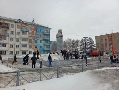 Ко Всекузбасскому субботнику присоединились студенты и преподаватели Кузбасского техникума архитектуры, геодезии и строительства