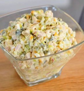 Новые идеи для салатов на зимние праздники: удивите гостей