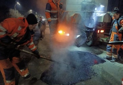 В Кемерове продолжается ямочный ремонт дорог литой асфальтобетонной смесью