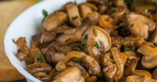 Лесные грибы в новом свете: тушим с луком и копченым шпиком