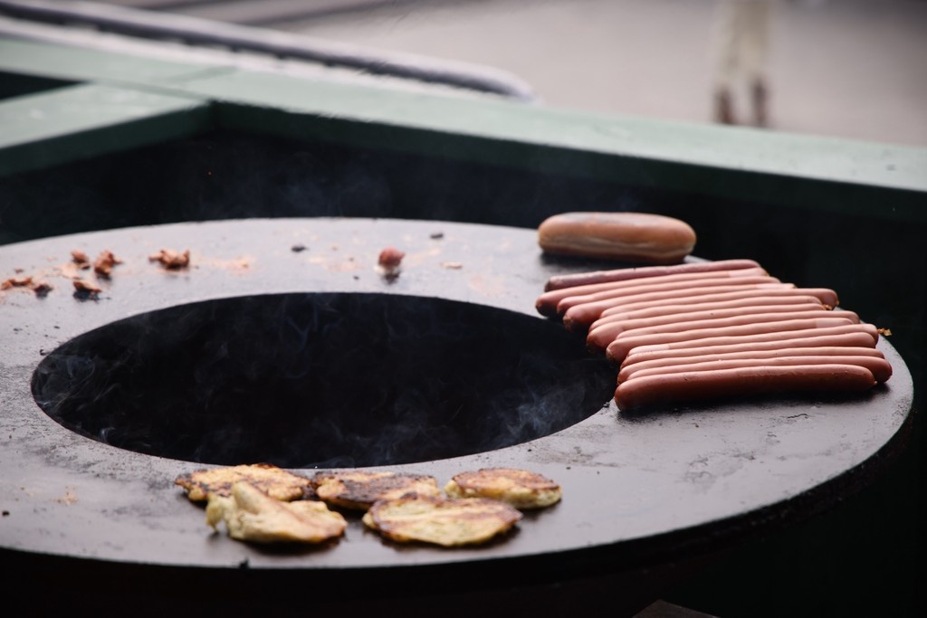 Как правильно есть сосиски: секреты этикета от эксперта