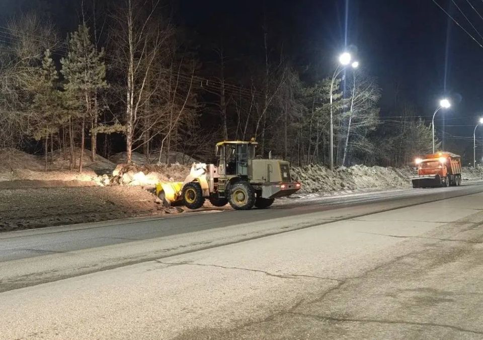 Вчера в уборке города было задействовано 58 единиц специализированной техники и 188 дорожных рабочих