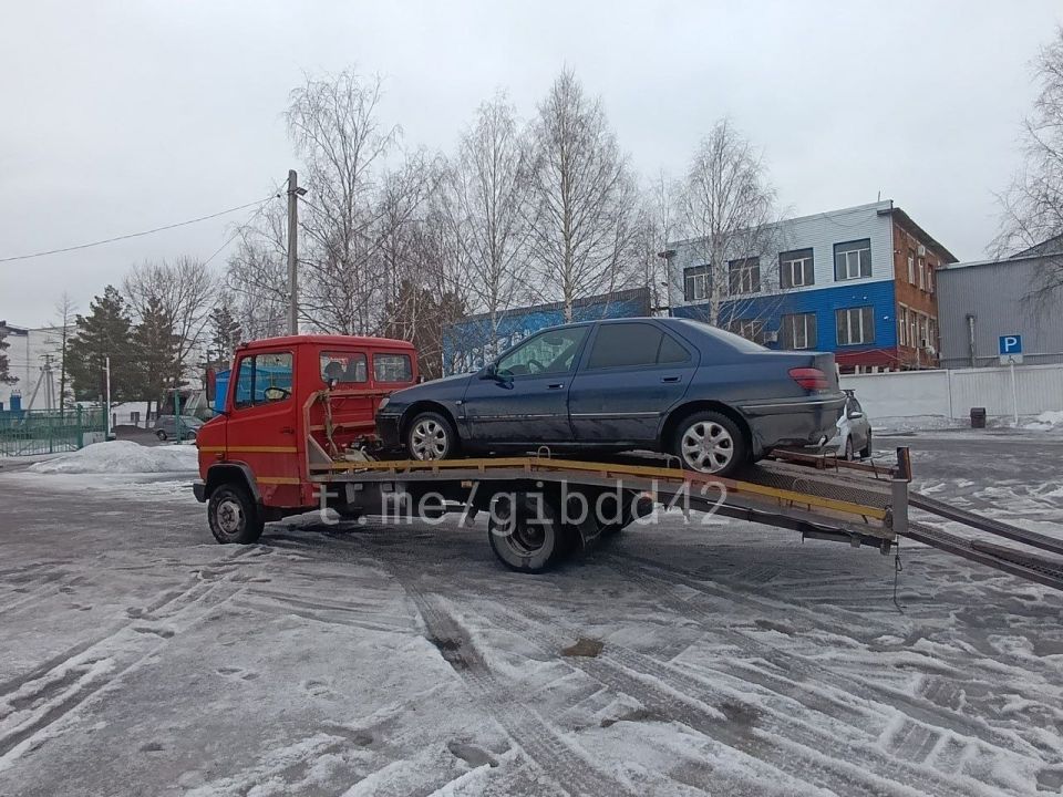 В Мысках сотрудники Госавтоинспекции привлекли к ответственности бесправника, приехавшего в отделение для постановки автомобиля на учет
