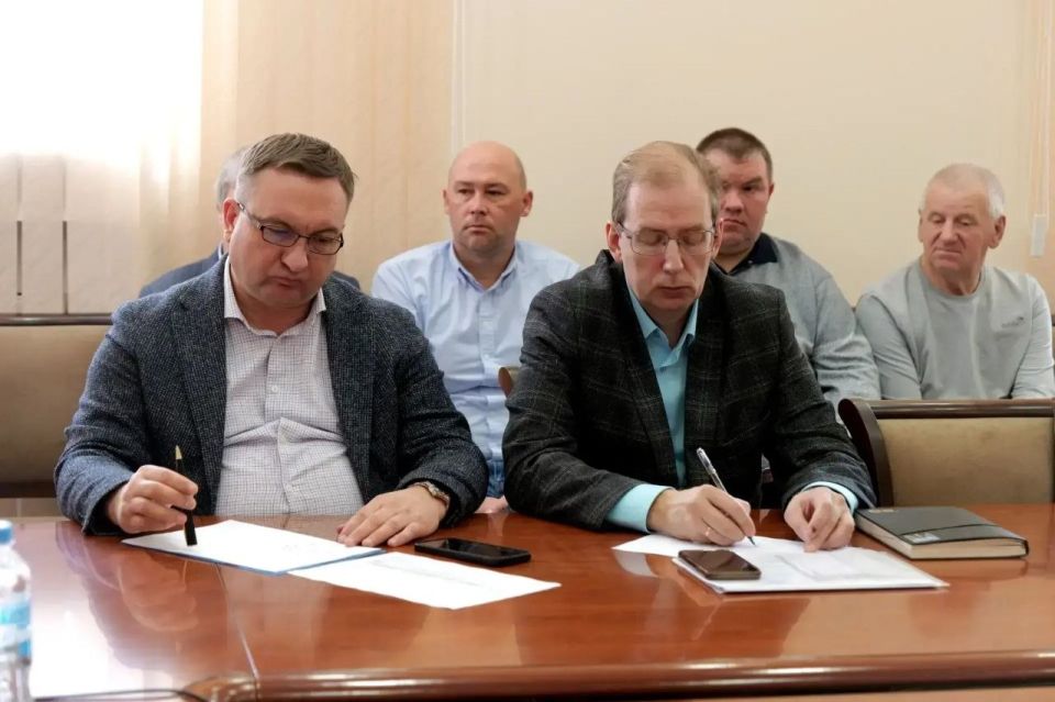 Глава города Дмитрий Анисимов на рабочем совещании с профильными заместителями и руководителями служб благоустройства и подрядными организациями поставил задачу приступить к масштабной весенней уборке города