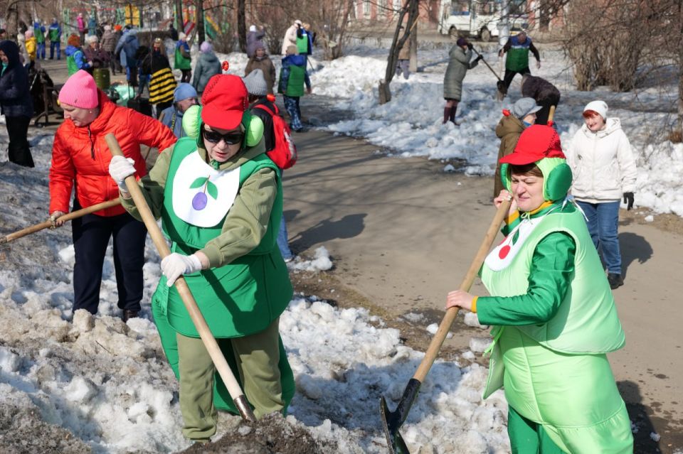 «За чистоту родного города!»: жители Кировского района приняли участие во Всекузбасском субботнике