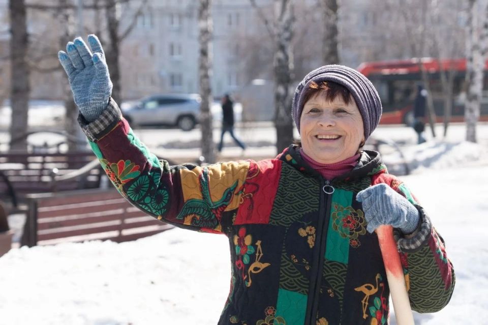 Жители Ленинского района города во время субботника привели в порядок сквер