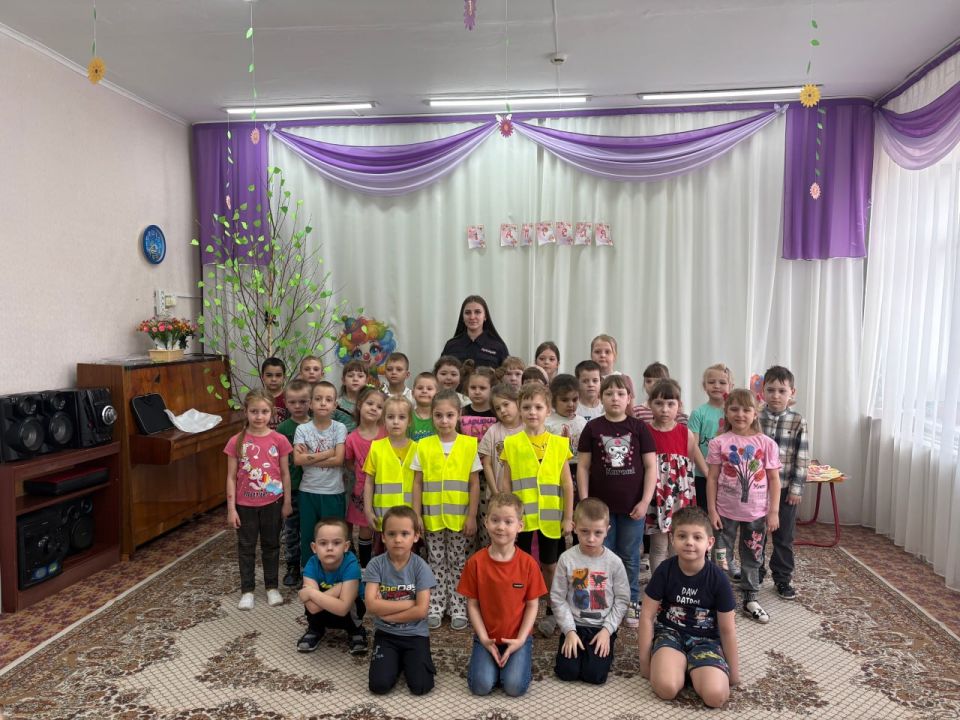 В Тисуле сотрудники Госавтоинспекции провели беседу о Правилах дорожного движения с воспитанниками детского сада №1