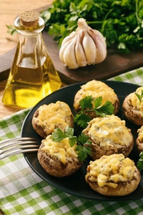 Вкусные фаршированные грибы: простой и эффектный рецепт